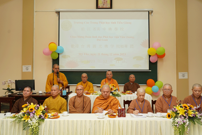 Thay mặt Ban Giám hiệu, Đại đức Thích Huệ Phát phát biểu chào mừng Thay mặt Ban Giám hiệu, Đại đức Thích Huệ Phát phát biểu chào mừng