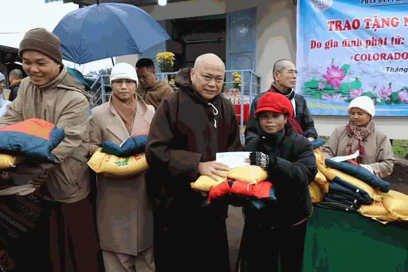 Thượng tọa Thích Quảng Thiện trao quà