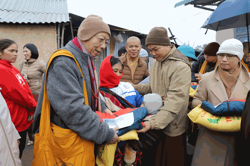 Thượng tọa Thích Quảng Tuấn trao quà đến bà con địa phương