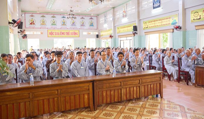 300 Phật tử tham gia khóa huân tu dành cho Phật tử