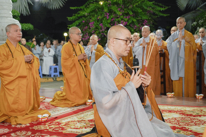 Chư tôn đức đảnh lễ Tam Bảo thắp hương cầu nguyện