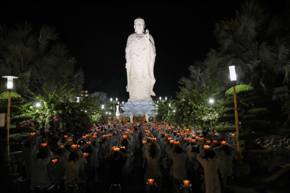 Dâng hoa đăng mừng khánh đản Đức Phật A Di Đà