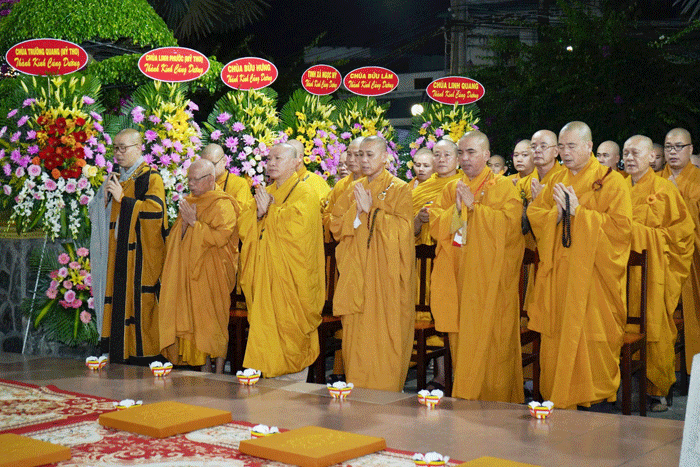 Chư tôn đức đảnh lễ trước tôn tượng Đức Phật A Di Đà