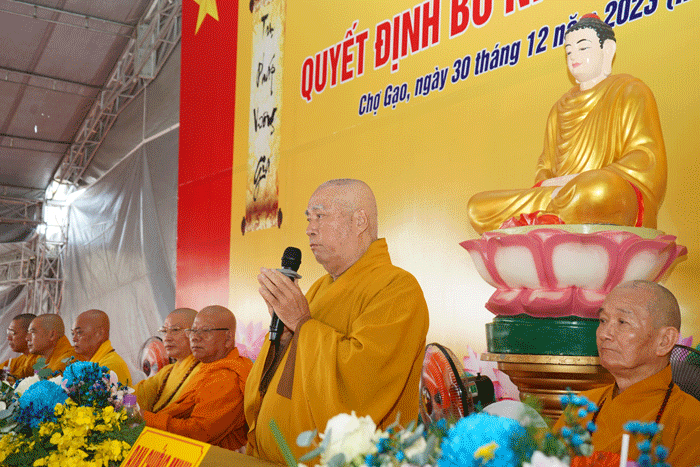 Trưởng lão Hòa thượng Thích Huệ Minh ban đạo từ