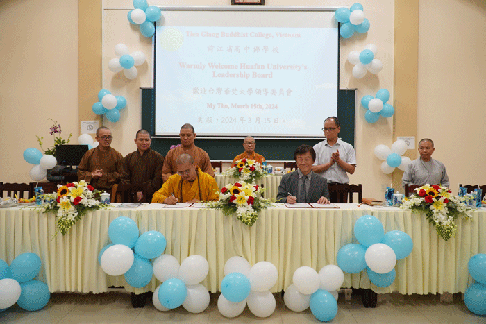 Đại đức Thích Huệ Phát và GSTS.Hoàng Trí Dương đại diện hai trường ký kết bản ghi nhớ Đại đức Thích Huệ Phát và GSTS.Hoàng Trí Dương đại diện hai trường ký kết bản ghi nhớ