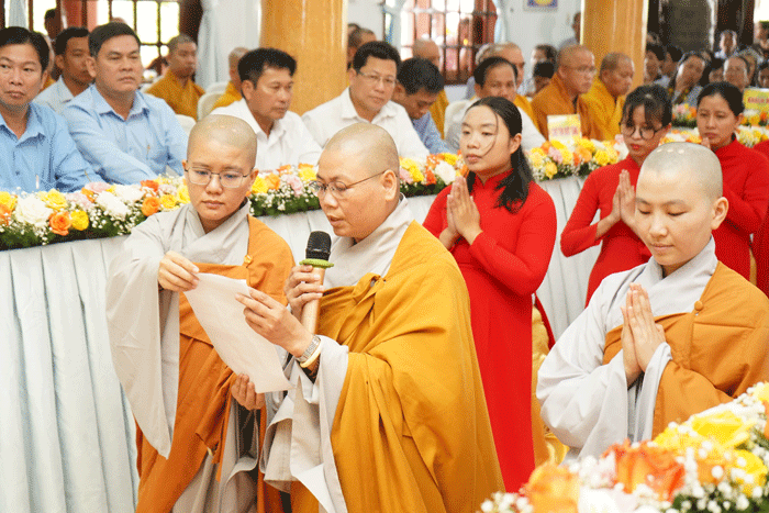 Sư cô Thích nữ Trung Nhân phát nguyện nhận nhiệm vụ Sư cô Thích nữ Trung Nhân phát nguyện nhận nhiệm vụ