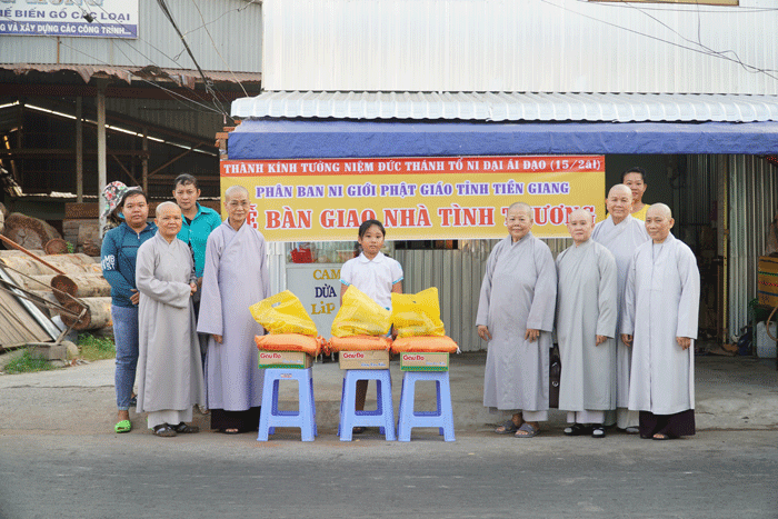 Chư Ni trong Phân ban Ni giới tỉnh đã đến bàn giao căn nhà tình thương