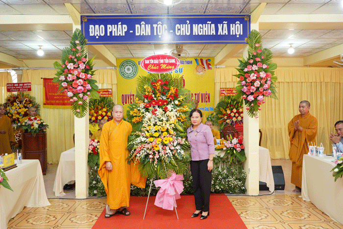 Bà Bùi Thị Mai, Trưởng ban Tôn giáo tỉnh tặng hoa chúc mừng