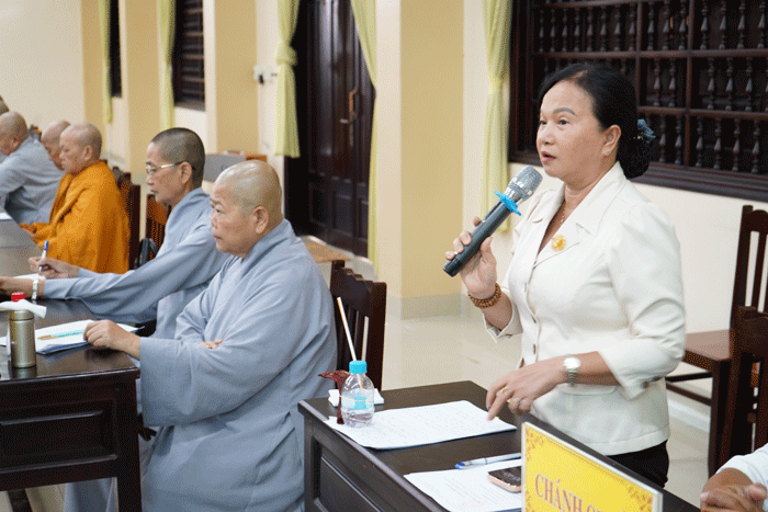 Bà Bùi Thị Mai, Trưởng ban tôn giáo đóng góp ý kiến tại buổi họp