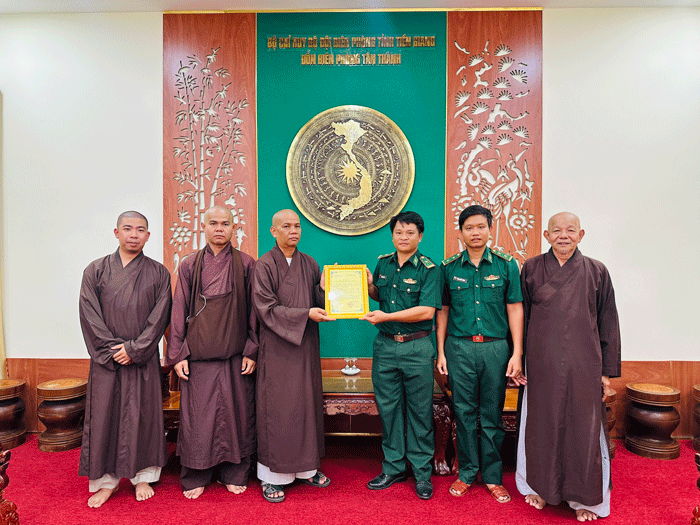 Đại diện Đồn Biên phòng Tân Thành trao thư cảm ơn đến Thượng tọa Thích Trung Chánh