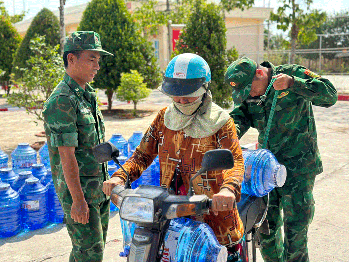 Người dân vui mừng chở nước ngọt về nhà