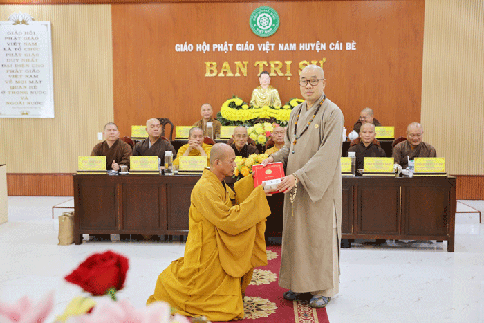 Thượng tọa Thích Quảng Lộc, Trưởng ban Trị sự tỉnh trao quyết định đến Đại đức tân trụ trì