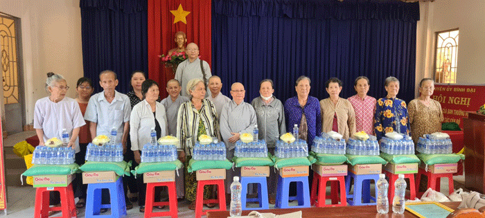 Đoàn từ thiện trao quà đến những hộ nghèo H.Bình Đại