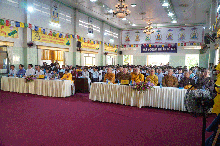 Chư tôn đức, đại diện các sở, ban, ngành tỉnh và các học sinh tham dự chương trình