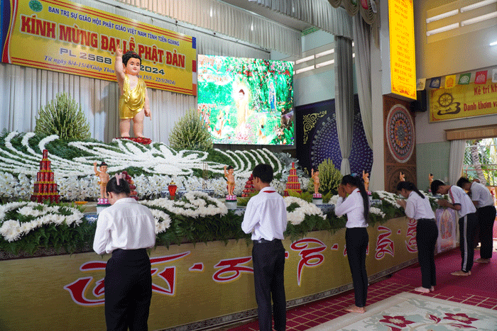 Các em học sinh thực hiện nghi thức Tắm Phật