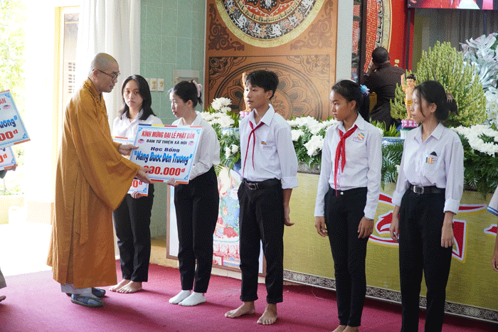 Thượng tọa Thích Quảng Lộc trao học bổng cho học sinh