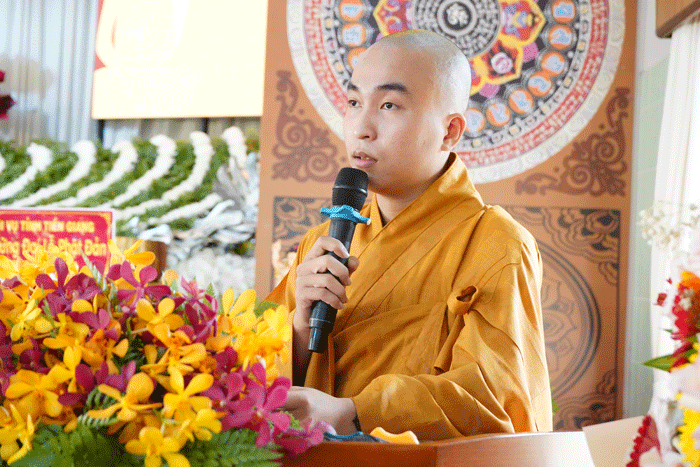 Đại diện chư Tăng Ni hành giả phát nguyện tu học