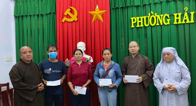 Quà gồm tiền mặt và quà