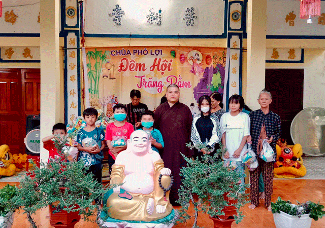 Chùa Phổ Lợi tặng quà đến các em thiếu nhi