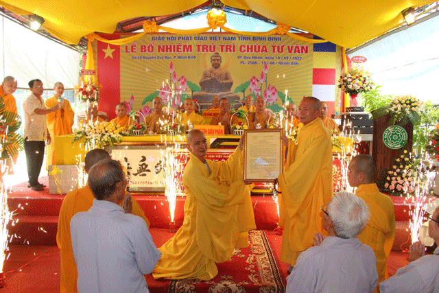 Hòa thượng Thích Đồng Quả trao quyết định bổ nhiệm trụ trì