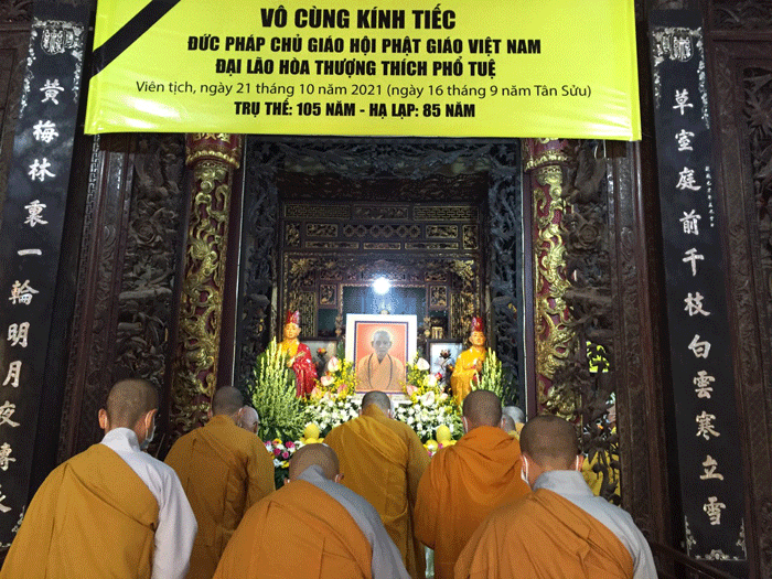 Chư tôn đức Tăng, Ni thành kính dâng hương tưởng niệm Chư tôn đức Tăng, Ni thành kính dâng hương tưởng niệm