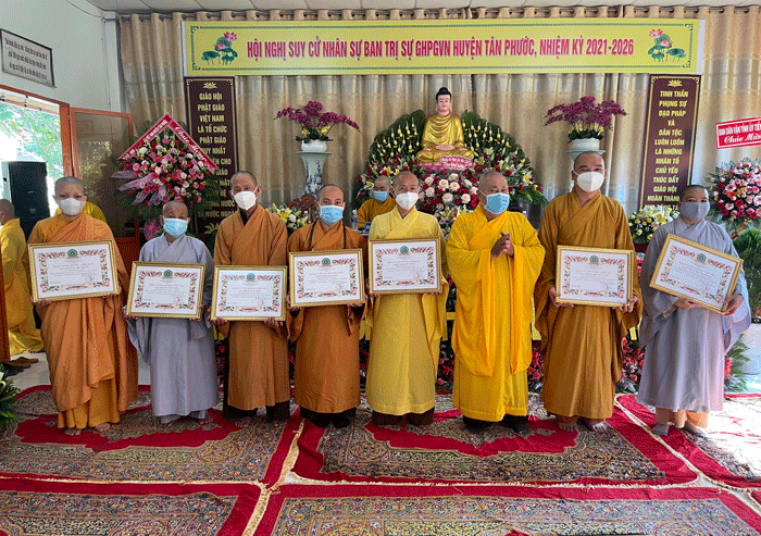 Tặng Bằng tuyên dương công đức đến tập thể, cá nhân xuất sắc