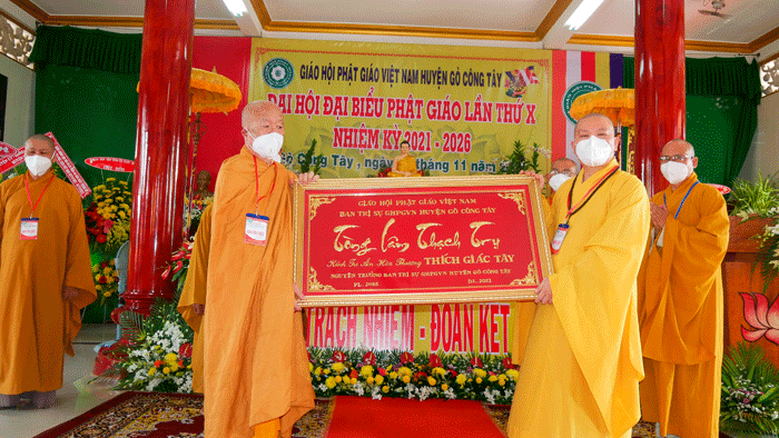 Bức đại từ "Tòng lâm thạch trụ" cúng dường Hòa thượng Thích Giác Tây