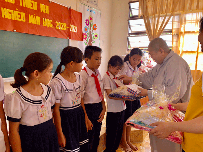 Ni trưởng Thích nữ Tịnh Nghiêm tặng quà đến học sinh