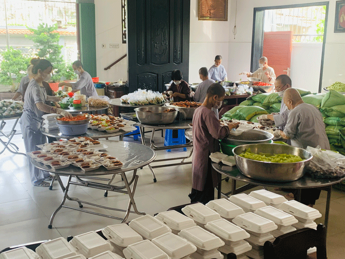 Chư Ni chùa Tịnh Nghiêm chuẩn bị các phần ăn chay