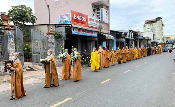 Chư Tăng, Ni, Phật tử phụng tống kim quan cố Ni trưởng đến đài hỏa táng Chư Tăng, Ni, Phật tử phụng tống kim quan cố Ni trưởng đến đài hỏa táng