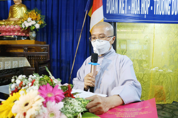 Sư cô Thích nữ Hồng Liên, Chánh Thư ký Ban Trị sự Phật giáo thị xã Cai Lậy báo cáo công tác Phật sự năm 2021