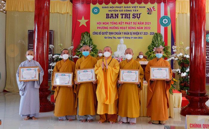 Tặng Bằng công đức cho các cá nhân hoàn thành tốt công tác Phật sự