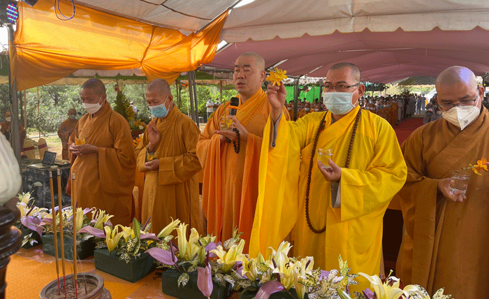 Chư tôn đức làm lễ sái tịnh