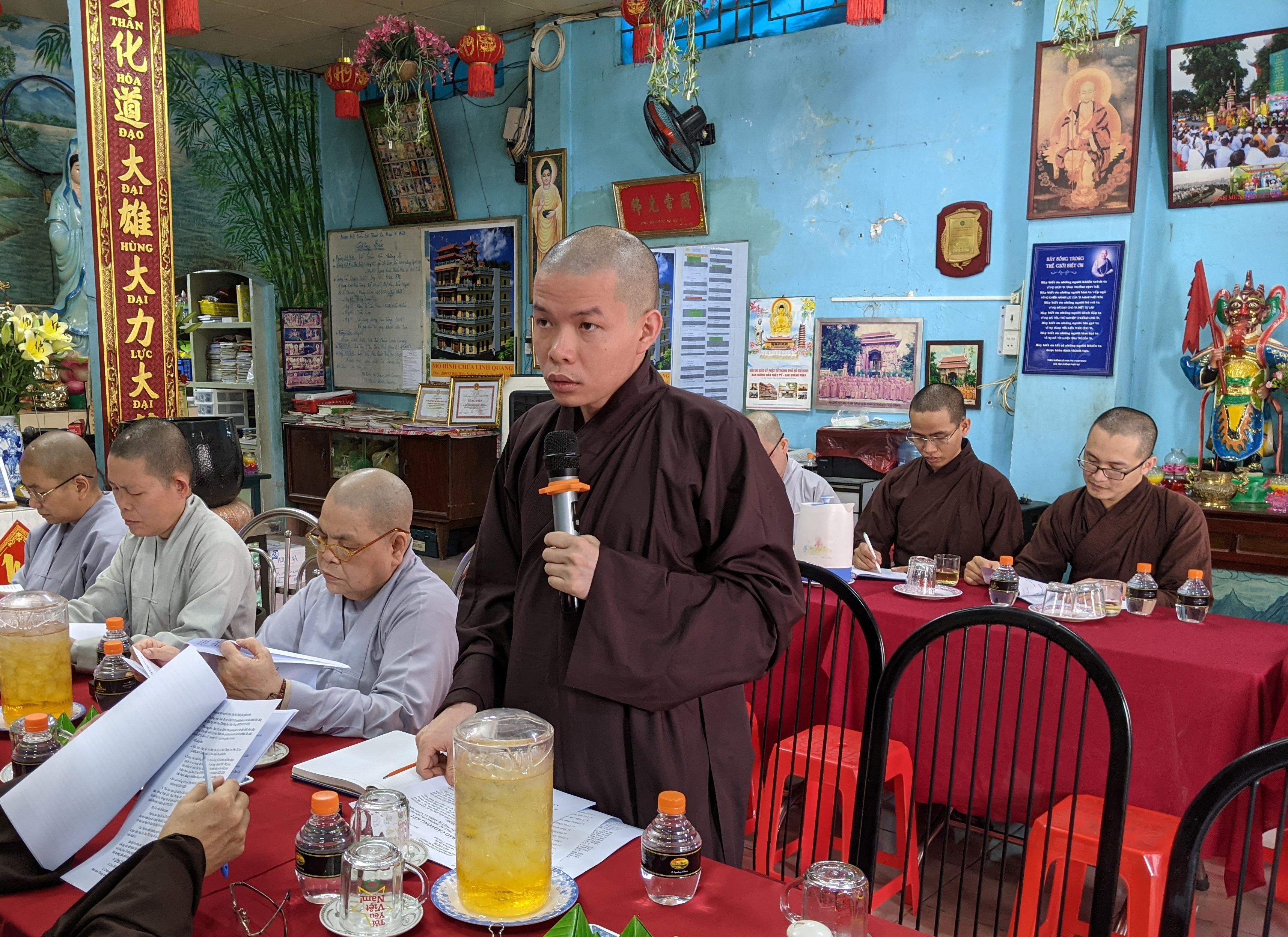 Đại đức Thích Đồng Phước, Chánh Thư ký Ban Trị sự Phật giáo quận 1 báo cáo công tác Phật sự quận nhà, nêu nhiều ý kiến đóng góp cho kế hoạch triển khai đại hội sắp tới