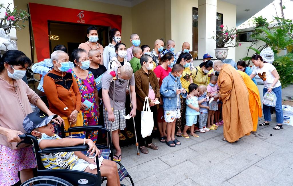 Hòa thượng Thích Giác Toàn trao quà đến các bệnh nhân ung bướu Hòa thượng Thích Giác Toàn trao quà đến các bệnh nhân ung bướu