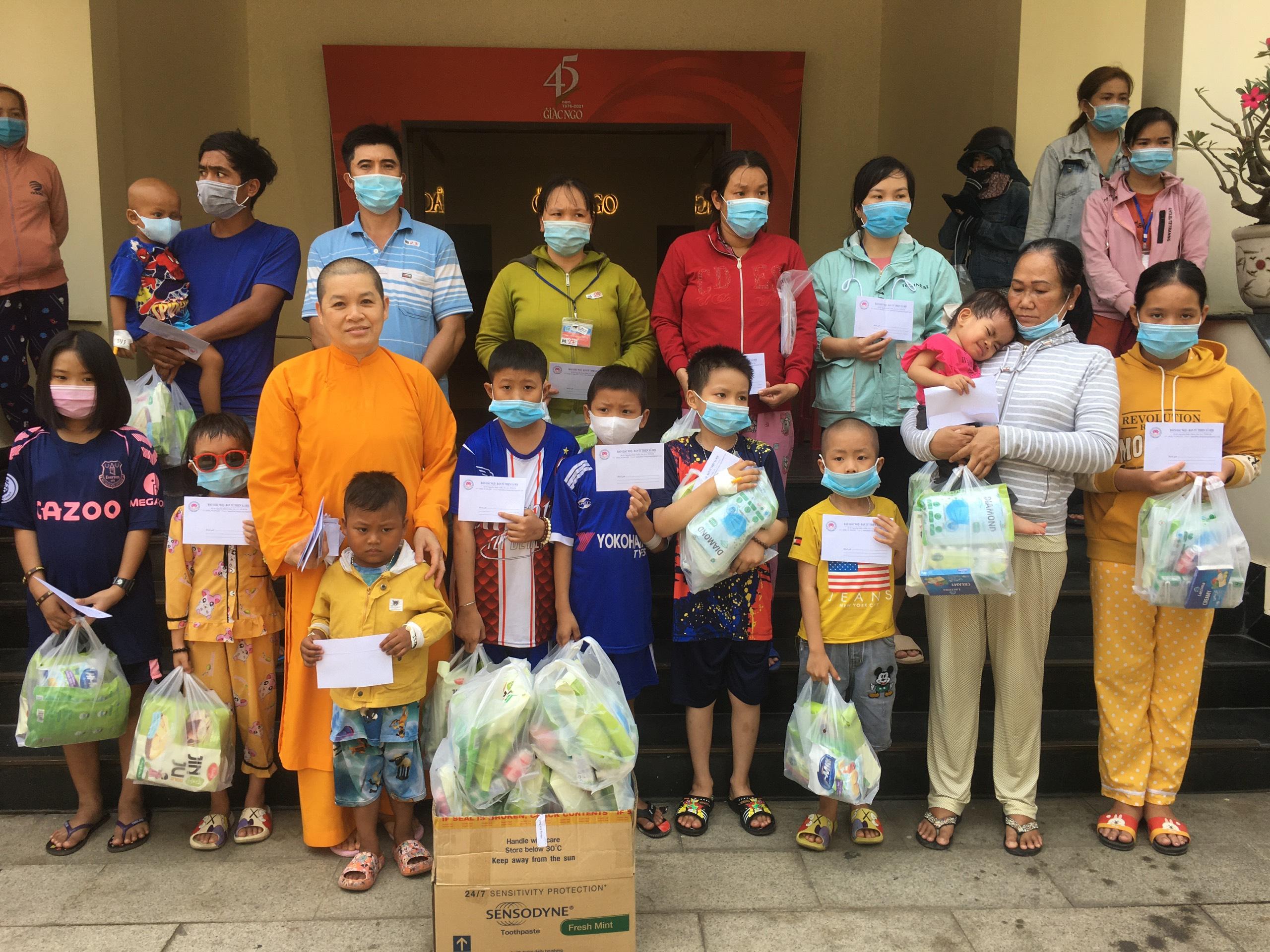 Ni sư Thích nữ Thông Liên đại diện Ban Từ thiện xã hội báo Giác Ngộ trao quà đến các bệnh nhi Ni sư Thích nữ Thông Liên đại diện Ban Từ thiện xã hội báo Giác Ngộ trao quà đến các bệnh nhi