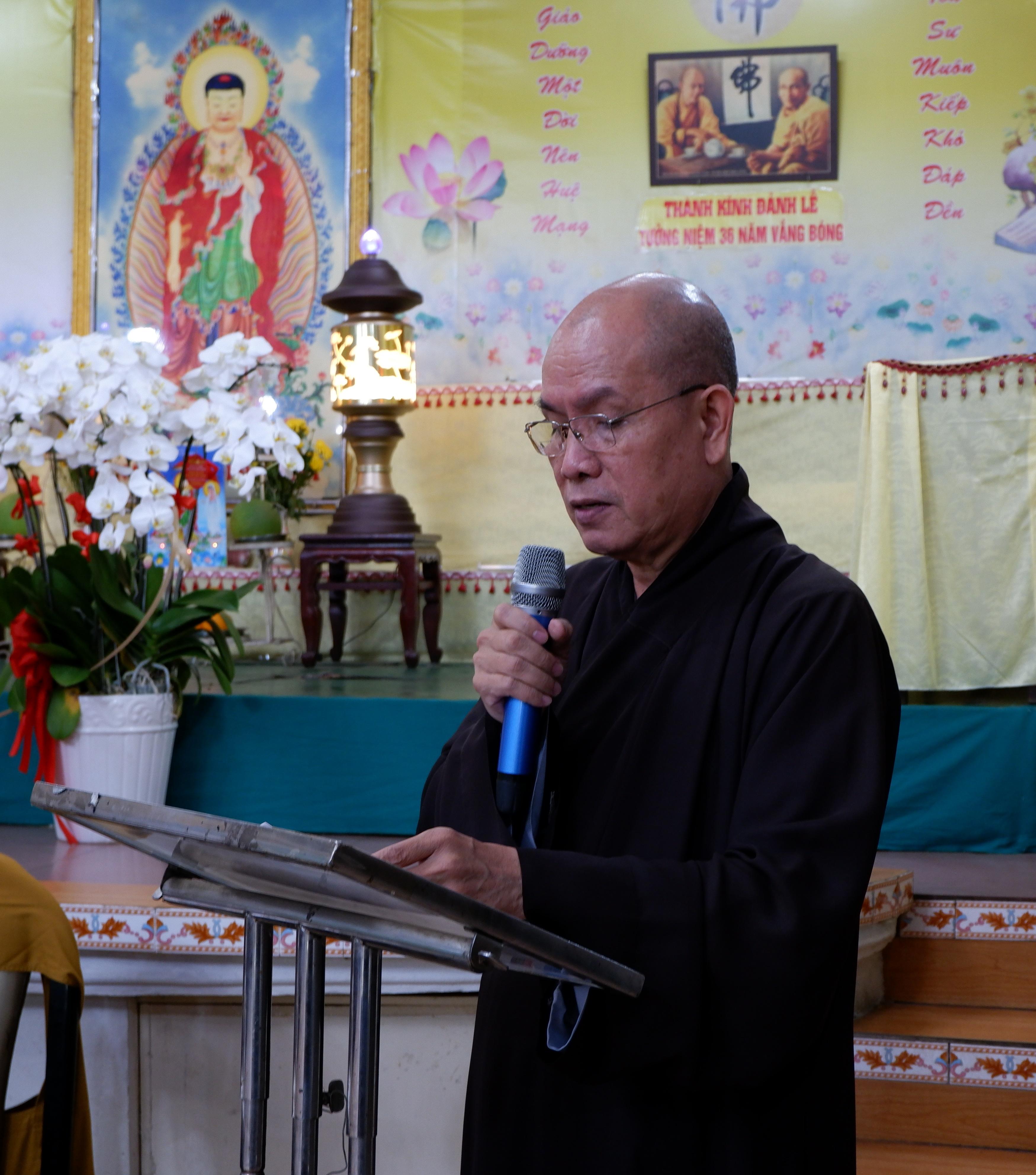 Thượng tọa Thích Tắc Huê, Phó ban Thường trực Ban Trị sự Phật giáo quận 1, trình bày các công văn của Ban Trị sự Phật giáo thành phố.