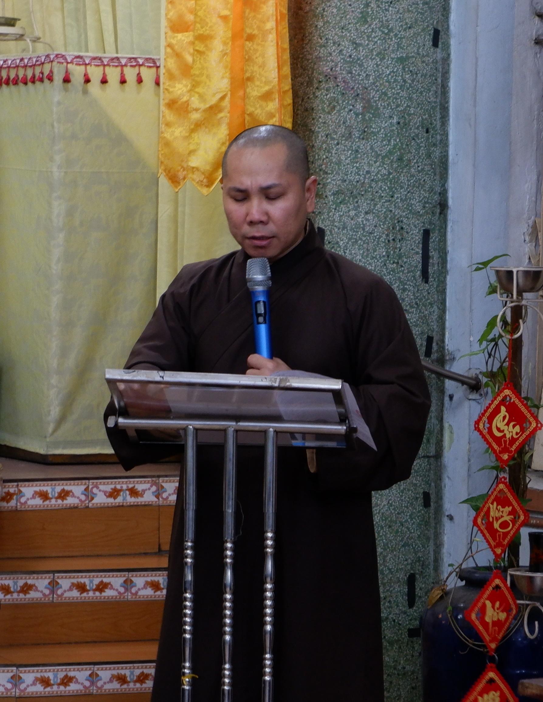 Đại đức Thích Nhuận Hạnh, Phó ban Trị sự Phật giáo quận 1, trình bày dự thảo và kế hoạch tổ chức đại hội Phật giáo quận nhà