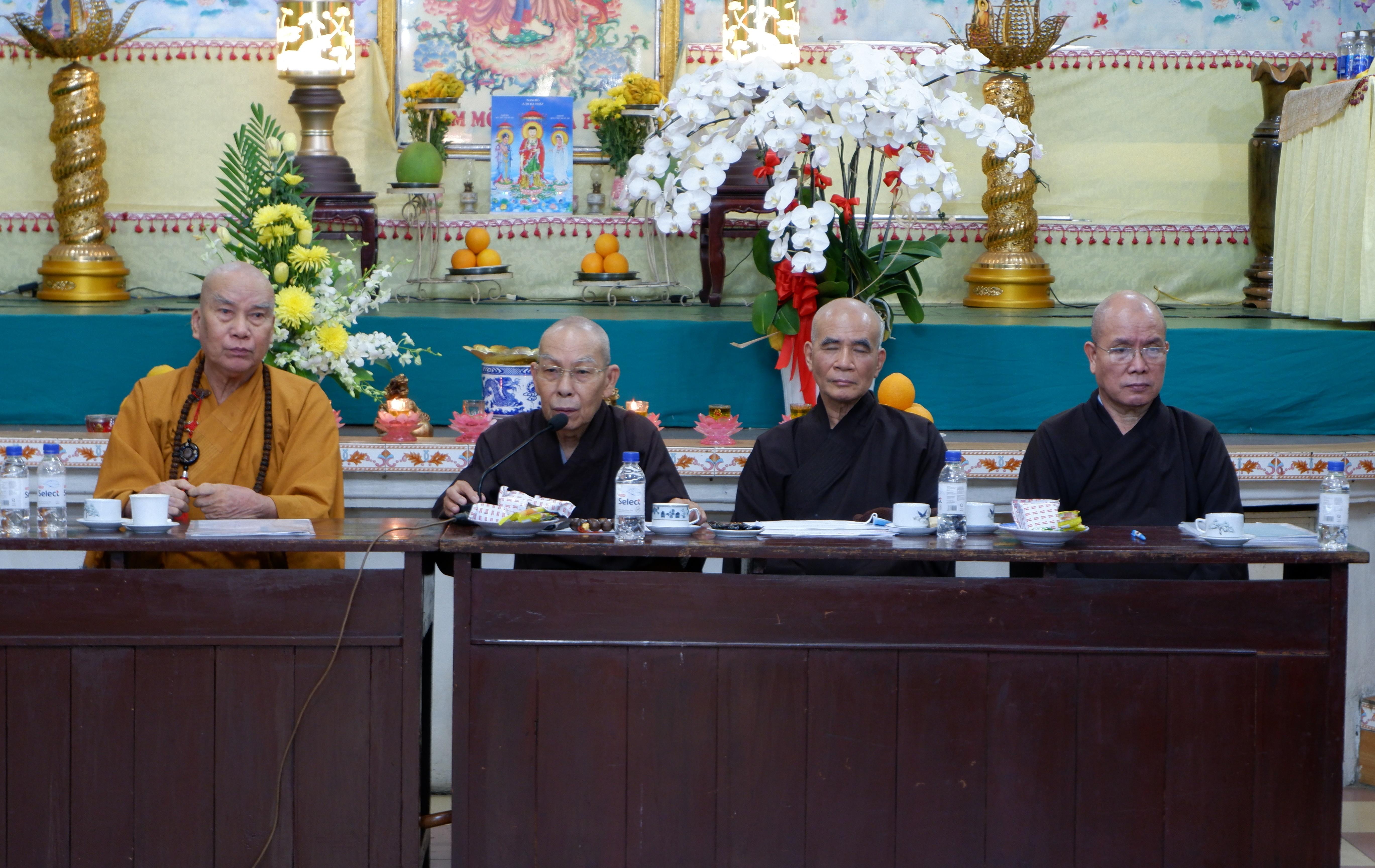 Đại diện Ban Thường trực Ban Trị sự Phật giáo thành phố, Hòa thượng Thích Thiện Đức ban đạo từ, khép lại buổi họp