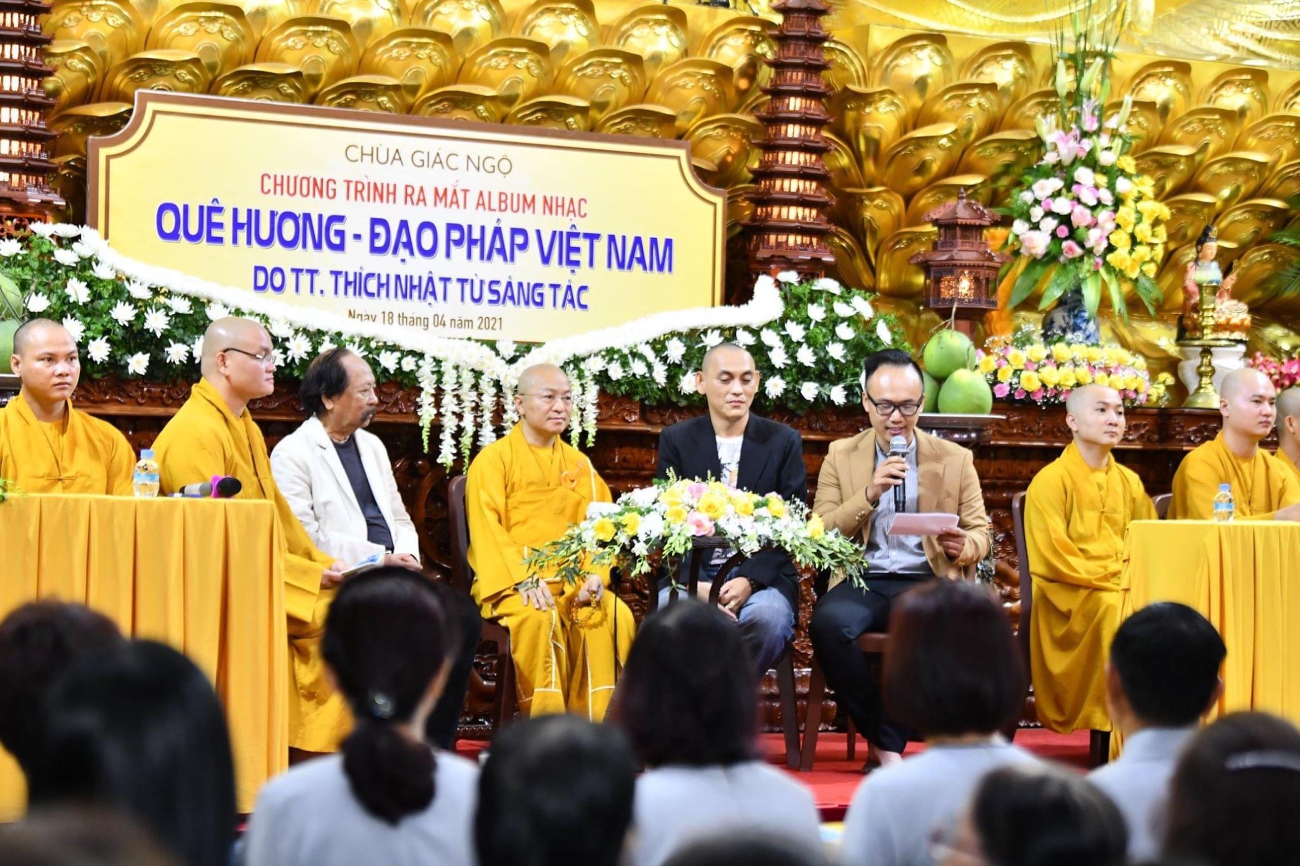 Các khách mời trong buổi ra mắt ở chùa Giác Ngộ - Ảnh: TTĐ Các khách mời trong buổi ra mắt ở chùa Giác Ngộ - Ảnh: TTĐ