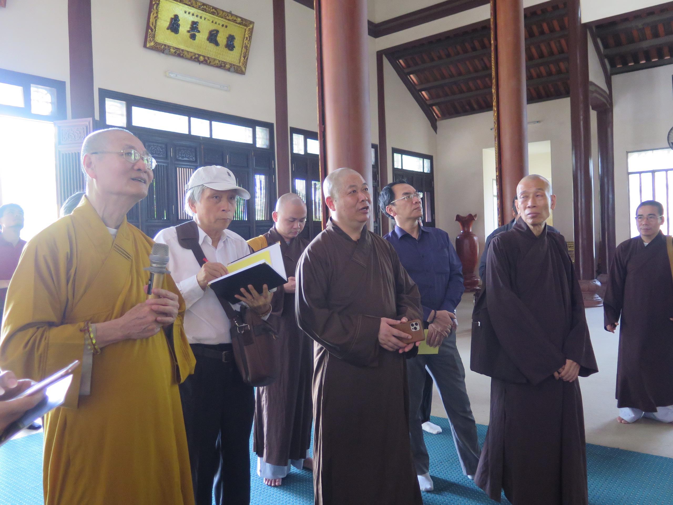 Hòa thượng Thích Hải Ấn giới thiệu cho đoàn - Ảnh: vanhoaphatgiaovietnam.net Hòa thượng Thích Hải Ấn giới thiệu cho đoàn - Ảnh: vanhoaphatgiaovietnam.net
