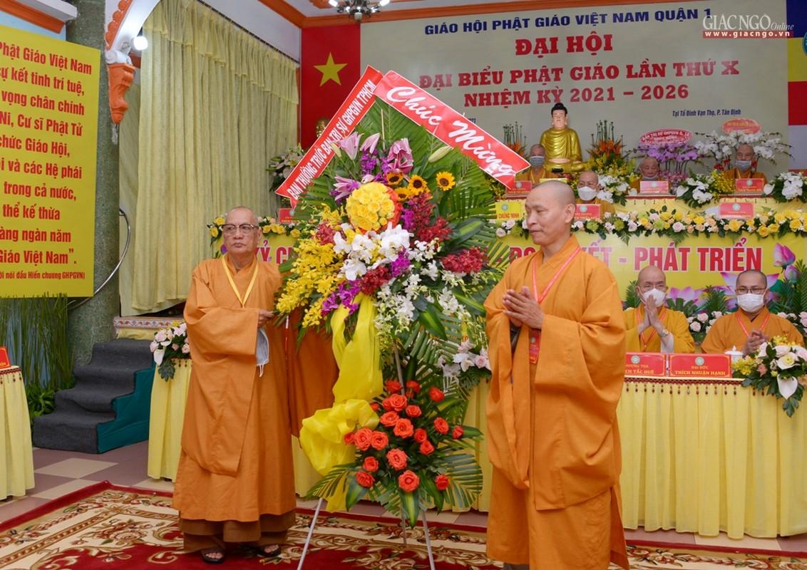Hòa thượng Thích Thiện Tánh tặng lẵng hoa của Ban Thường trực Ban Trị sự GHPGVN TP.HCM