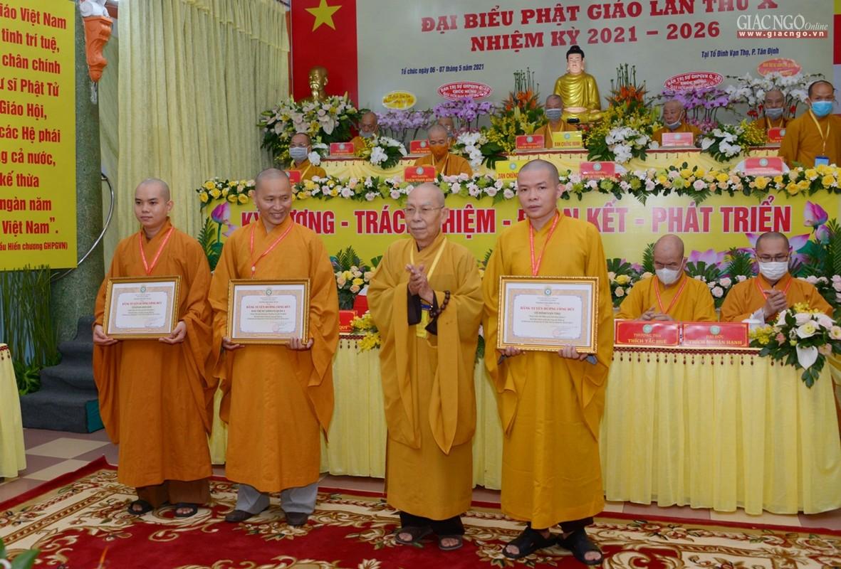 Hoà thượng Thích Thiện Đức đại diện Ban Trị sự Phật giáo TP.HCM trao Bằng Tuyên dương công đức đến các tập thể và cá nhân đạt được nhiều thành tựu xuất sắc trong công tác Phật sự nhiệm kỳ 2016-2021 tại quận 1