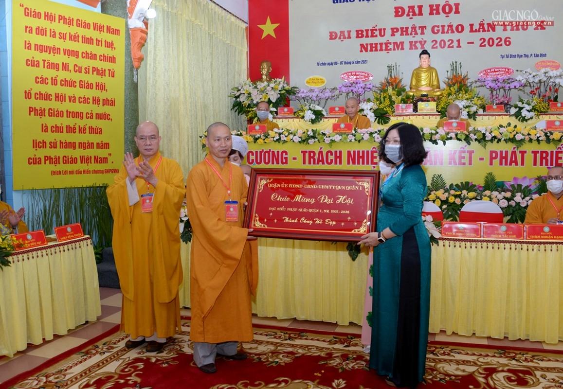 Khánh vàng của Quận ủy, HĐND, UBND quận 1 chúc mừng đến Ban Trị sự GHPGVN quận 1