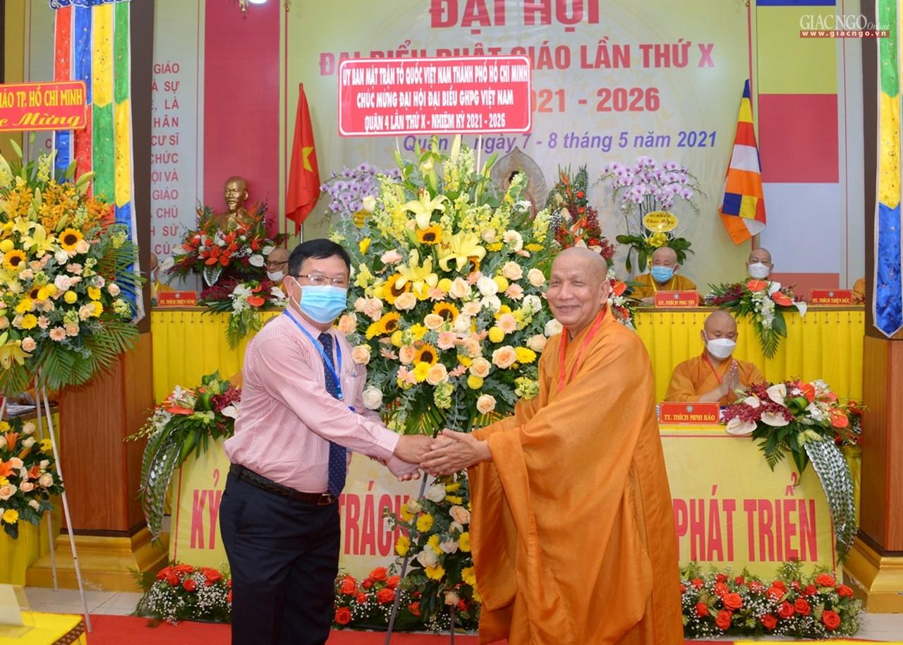 Ủy ban MTTQVN TP.HCM trao tặng lẵng hoa chúc mừng Ủy ban MTTQVN TP.HCM trao tặng lẵng hoa chúc mừng
