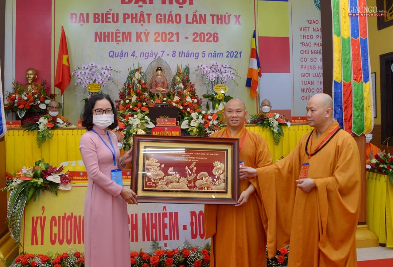 Khánh vàng từ chính quyền sở tại trao tặng tân Ban Trị sự tại đại hội Khánh vàng từ chính quyền sở tại trao tặng tân Ban Trị sự tại đại hội