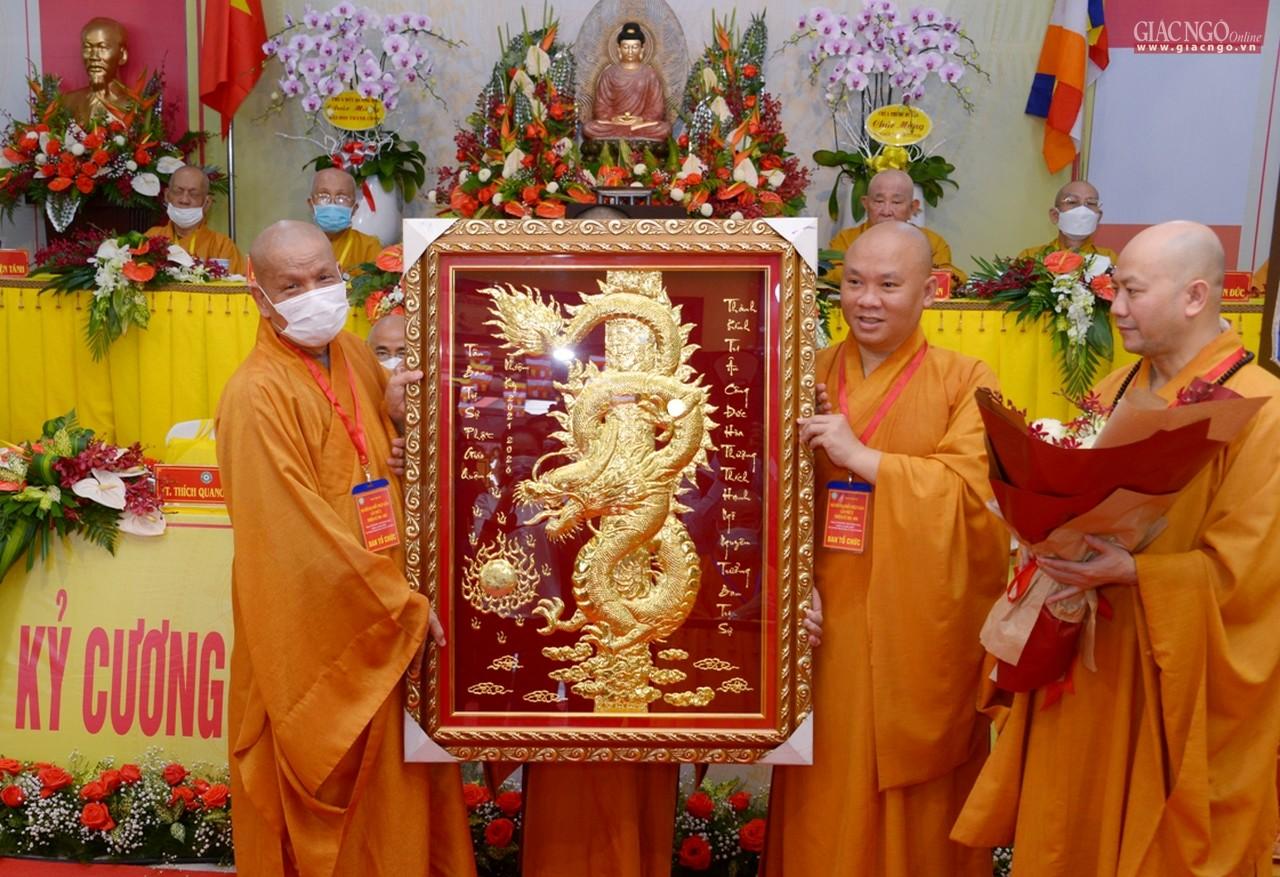 Hòa thượng Thích Hạnh Ngộ nhận khánh vàng từ tân Trưởng ban Trị sự GHPGVN quận 4 nhiệm kỳ 2021-2026 Hòa thượng Thích Hạnh Ngộ nhận khánh vàng từ tân Trưởng ban Trị sự GHPGVN quận 4 nhiệm kỳ 2021-2026