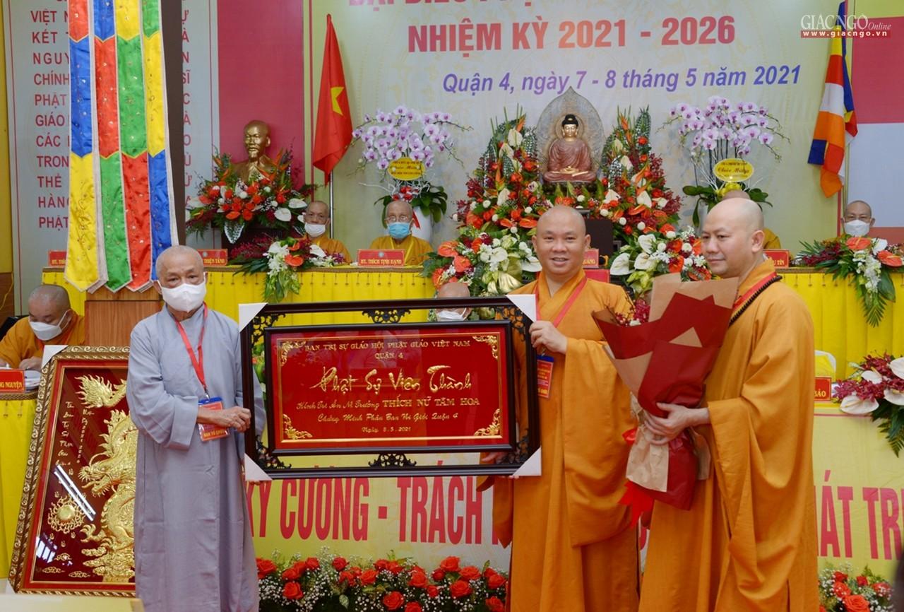 Ban Trị sự Phật giáo quận 4 trao khánh vàng đến Ni trưởng Thích nữ Tân Hoa Ban Trị sự Phật giáo quận 4 trao khánh vàng đến Ni trưởng Thích nữ Tân Hoa