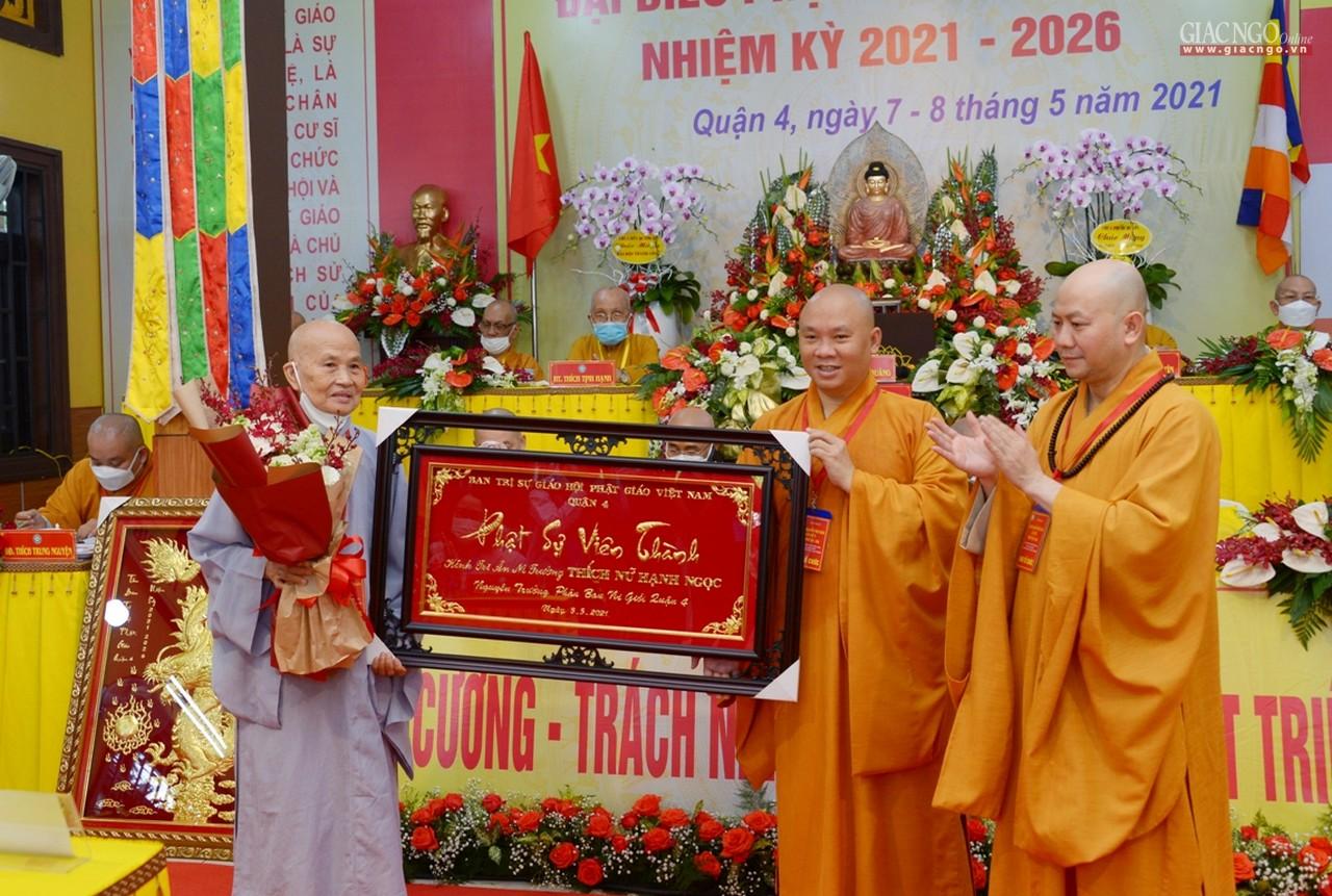 Thượng tọa Thích MInh Bảo trao khánh vàng đến Ni trưởng Thích nữ Hạnh Ngọc Thượng tọa Thích MInh Bảo trao khánh vàng đến Ni trưởng Thích nữ Hạnh Ngọc