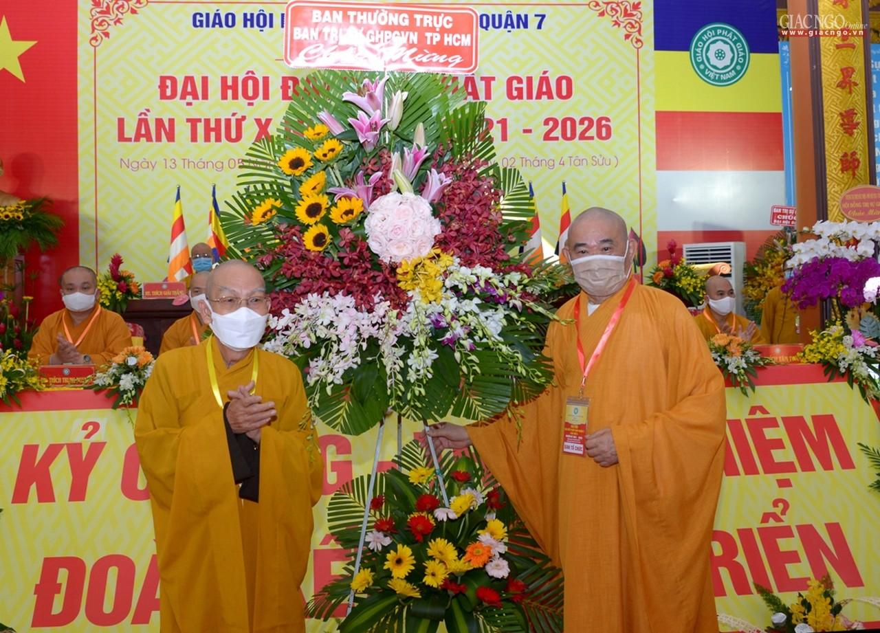 Lẵng hoa chúc mừng Đại hội đại biểu Phật giáo quận 7 từ Ban Thường trực Ban Trị sự GHPGVN TP.HCM Lẵng hoa chúc mừng Đại hội đại biểu Phật giáo quận 7 từ Ban Thường trực Ban Trị sự GHPGVN TP.HCM